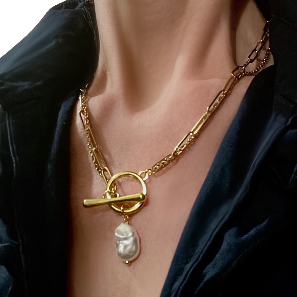 SOLD🌹HP🌹NEW 2-Way Toggle Pearl Necklace Gold Double Chain Statement Necklace - Picture 4 of 5